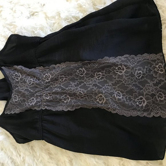 Black lace and silky flowy tank top - Picture 2 of 3
